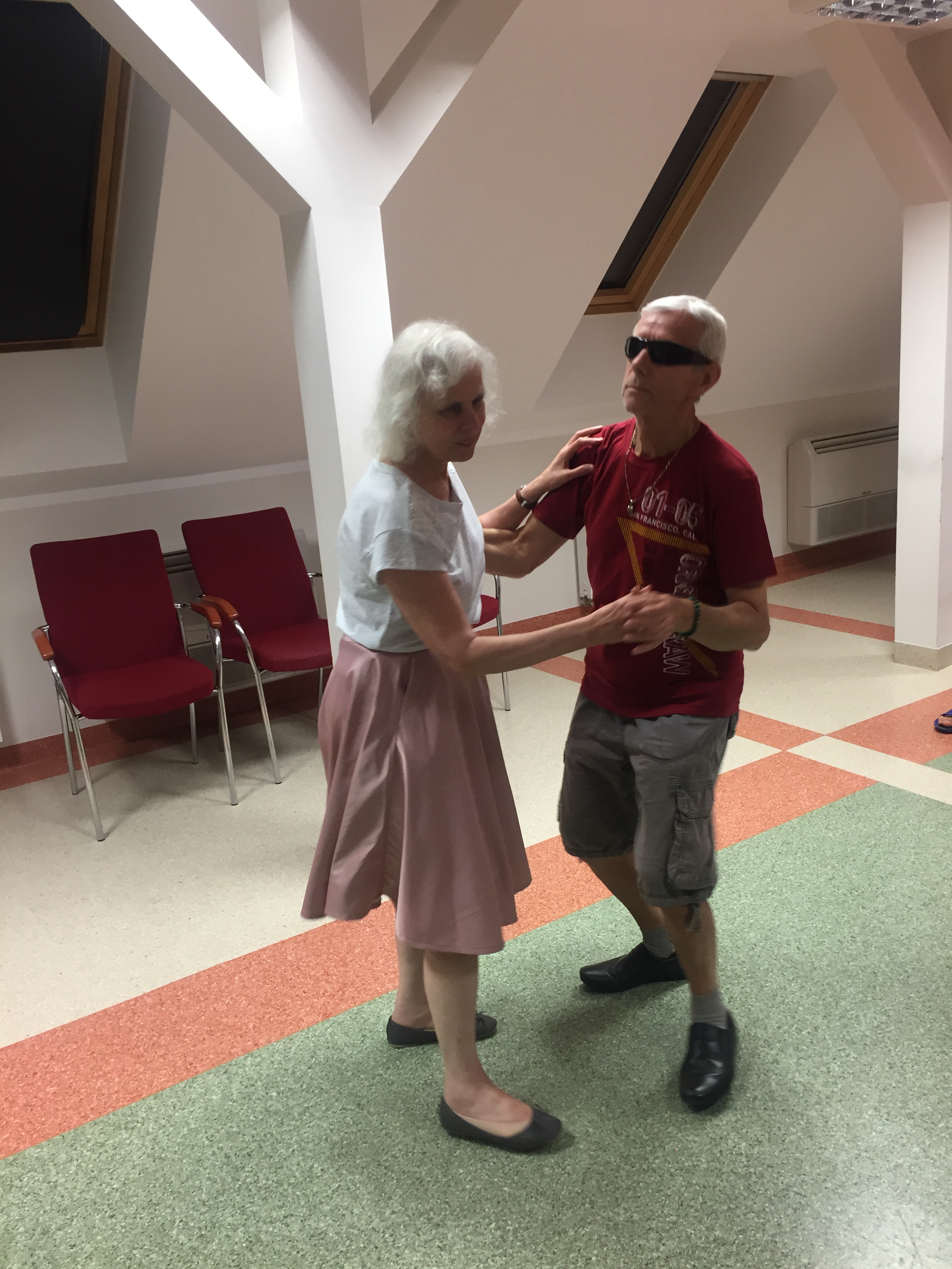 Czas na taniec – para niewidomych tancerzy podczas wieczoru integracyjnego